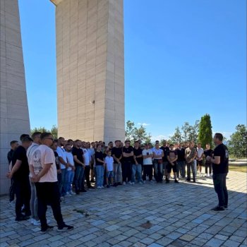 mbi-100-te-rinj-e-te-reja-nga-lipjani-vizituan-kompleksin-memorial-te-uck-se-ne-klecke