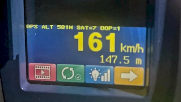 voziti-161-km/h-ne-zonen-50,-ndeshkohet-shoferi-me-500-euro-dhe-iu-ndalua-vozitja-6-muaj