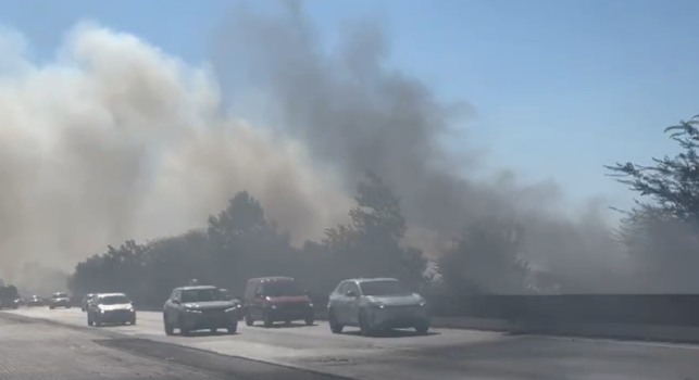 bllokohet-autostrada-durres-tirane,-mbulohet-nga-tymi-i-zjarrit-ne-shijak