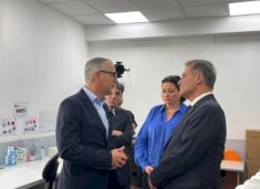 zv.-ministri-italian-cirielli-dhe-ministri-ne-detyre-vitia-vizitojne-laboratorin-e-mikrobiologjise