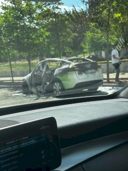 digjet-nje-taksi-ne-“rrugen-b”-ne-prishtine,-intervenojne-zjarrfikesit-dhe-policia