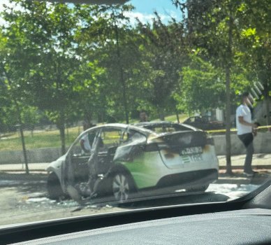 digjet-nje-taksi-ne-“rrugen-b”-ne-prishtine,-intervenojne-zjarrfikesit-dhe-policia