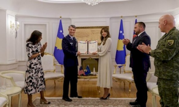 haxhiu-i-ndan-medalje-presidenciale-atasheut-amerikan-te-mbrojtjes,-ambasada-e-shba’se-falenderon-kosoven