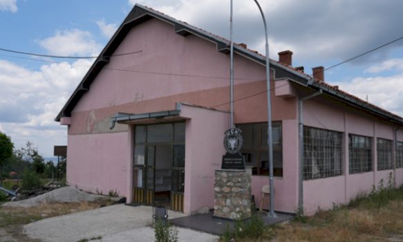 Shkollat në Kosovë po zbrazen: Rënia e nxënësve, emigrimi dhe mbylljet e klasave

