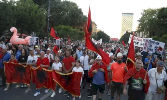 dita-e-42-dite-e-protestes-ne-tirane,-nis-grumbullimi-i-pjesemarresve-ne-sheshin-“skenderbej”