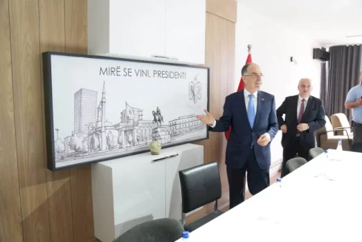 pas-vizites-se-begajt-ne-lugine,-studentet-godasin-vuciqin:-a-po-e-shet-edhe-nje-cope-serbi?