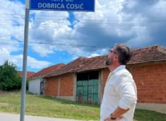 “turp”,-rruge-me-emrin-e-dobrica-qosiqit-ne-‘zemer-te-kosoves’-–-kerkohet-largimi-i-tabeles