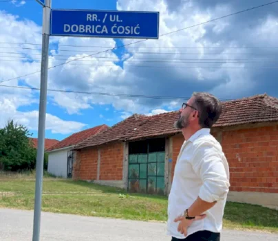Kosova ndërron emrin e rrugës së "turpit": Kërkohet heqja e tabelës së Dobrica Qosiqit 