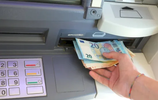 gjenden-qindra-euro-te-falsifikuara-ne-nje-bankomat-ne-cagllavice