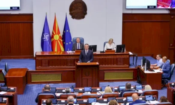 deputeti-serb-stoilkoviq,-sulmoi-verbalisht-disa-deputete-shqiptare,-por-nuk-kerkoi-falje,-ne-vend-te-tij-e-beri-mickoski