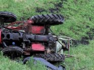 vdes-nje-person-ne-gremnik-te-klines-pasi-u-rrokullis-me-traktor