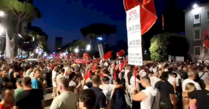 sot-45-dite-tubim-ne-tirane,-protestuesit-thone-se-nuk-terhiqen-deri-ne-shtator