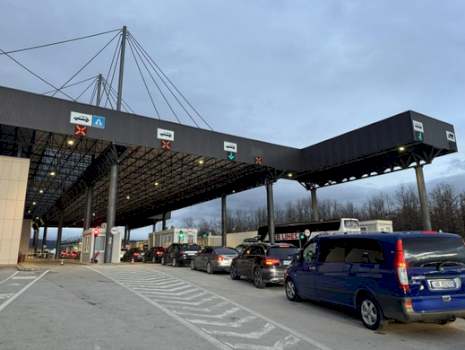 ardhja-e-mergates,-shtohen-kolonat-ne-kufi-me-kosoven