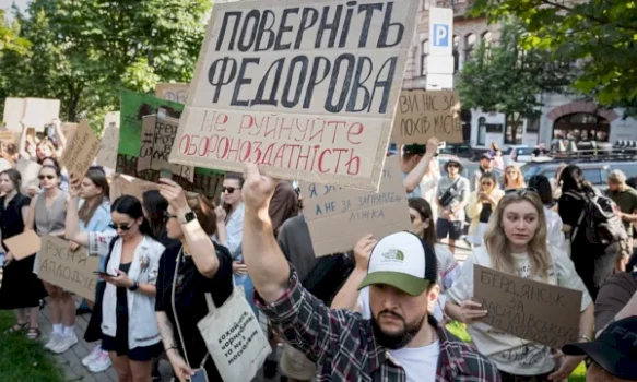proteste-e-rralle-ne-ukraine-gjate-luftes:-qytetaret-dalin-ne-mbeshtetje-te-ministrit-te-shkarkuar