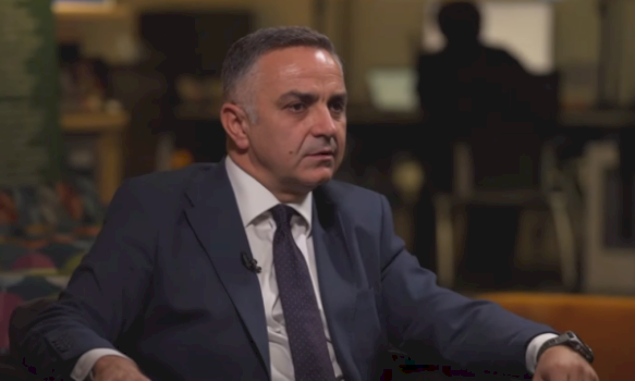 tahiri-prezanton-gjetjet-e-tij-per-reformat-globale-ne-platformen-e-bankes-boterore:-kosova-po-degjohet-si-ze-serioz