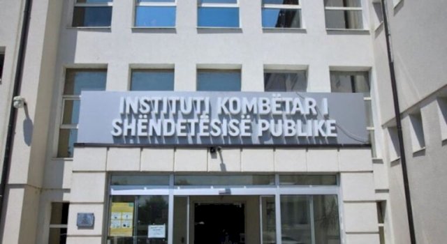 instituti-i-shendetit-publik-del-me-rekomandime-per-qytetaret-se-si-te-shmangin-helmimin-nga-ushqimi-gjate-veres