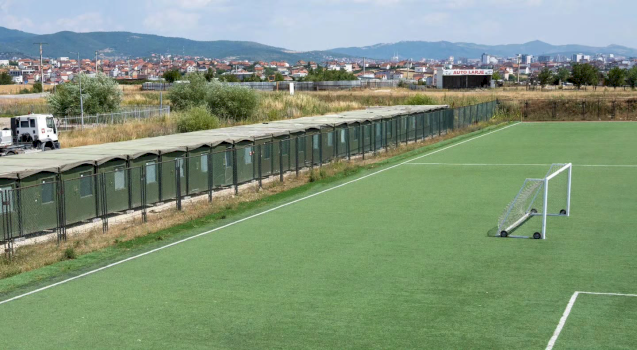 kfor-i-perfundon-vendosjen-e-67-kontejnereve-ne-fushat-e-futbollit-ne-bernice