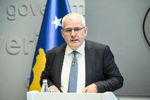 svecla:-nderkombetaret-duhet-ta-izolojne-serbine,-derisa-vuciq-te-marre-masa-ndaj-paunoviqit