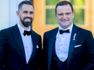 kryetari-i-grupit-parlamentar-te-cdu-jep-doreheqje-pas-polemikave-per-femijen-e-lindur-permes-nje-nene-surrogate