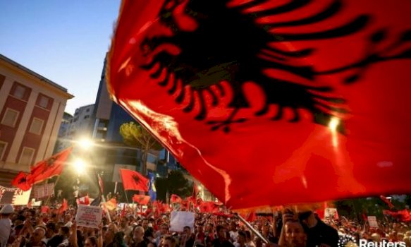 “nuk-do-levizim-nga-sheshi”,-per-te-49-en-dite-protestohet-para-kryeministrise-ne-shqiperi