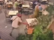 paniku-ne-nje-kafiteri-ne-prizren,-klientet-largohen-me-nxitim-nga-stuhia-e-forte