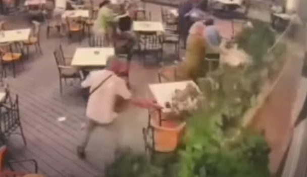 paniku-ne-nje-kafiteri-ne-prizren,-klientet-largohen-me-nxitim-nga-stuhia-e-forte