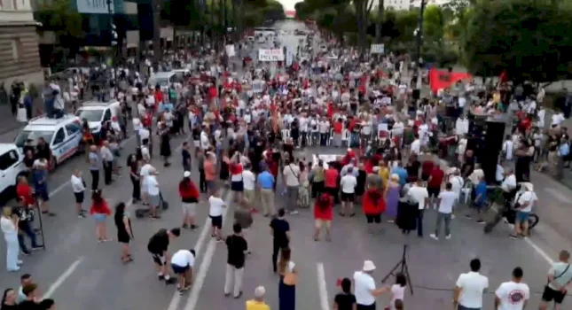 protesta-ne-tirane-ne-diten-e-52-te,-qytetaret-para-kryeministrise