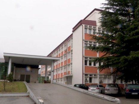 spitali-i-pergjithshem-ne-peje-kerkon-urgjentisht-largimin-e-mbeturinave-brenda-hapesirave