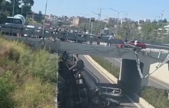 aksident-i-rende-ne-autostraden-tirane-elbasan,-betonierja-bie-nga-lartesia