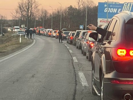 deri-ne-1-ore-pritjet-per-te-dale-nga-kosova