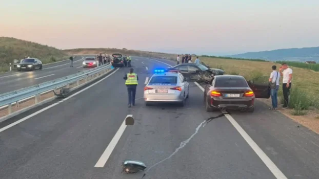 policia:-aksident-fatal-ne-magjistralen-mitrovice-prishtine-–-humb-jeten-nje-grua,-disa-persona-lendohen