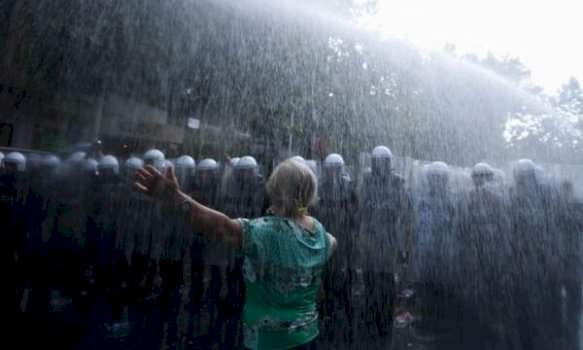 disa-te-lenduar-teksa-protestuesit-perplasen-me-policine-ne-protesten-antiqeveritare-ne-shqiperi
