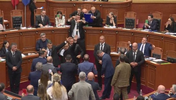 hodhi-uje-drejt-edi-rames,-deputeti-i-pd-se-perjashtohet-nga-seanca