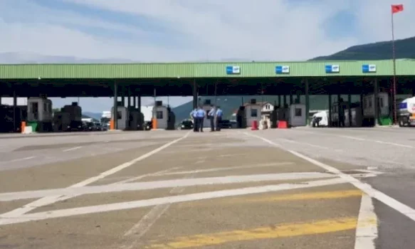 policia-ndal-makinen-ne-vermice,-gjen-kater-te-huaj-qe-po-i-kontrabandonte-nje-kosovar