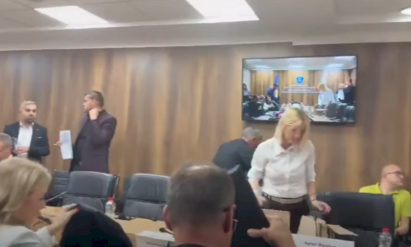 anetaret-e-kgjk-se-leshojne-mbledhjen-pas-debatit-per-gjyqtaret-serbe