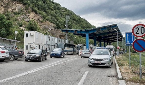 kolona-te-dheu-i-bardhe,-rreth-nje-ore-pritje-per-hyrje-ne-kosove