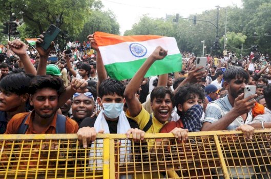 ministri-indian-i-arsimit-jep-doreheqjen-pas-protestave-masive-te-te-rinjve