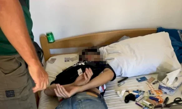 arrestohet-nje-kosovar-ne-ulqin,-dyshohet-per-vjedhje-neper-plazhe