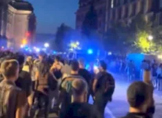 anulohet-parada-e-krenarise-ne-berlin,-vetura-shtyp-pjesemarresit-–-raportohet-per-te-lenduar