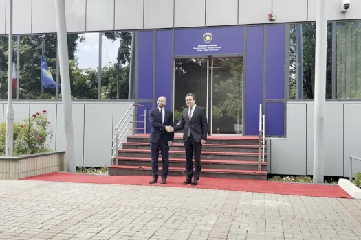 ministri-i-frances-i-shkon-ne-zyre-edhe-kurtit