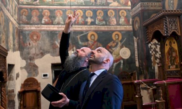 ministri-francez-viziton-manastirin-e-gracanices:-vend-me-rendesi-per-serbet-e-kosoves,-pasqyron-karakterin-multietnik-te-vendit