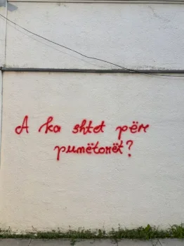 shkruhen-grafite-ne-prishtine,-reagim-ndaj-vdekjes-se-punetorit-ne-vendpunishte