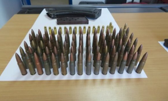 “automjet-me-targa-te-serbise-me-municion-te-kalibrit-9mm-te-fshehur-ne-bunker-te-improvizuar”,-kontrollohen-4-lokacione-ne-prishtine-–-shoqerohen-ne-polici-6-persona