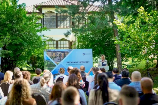vendimi-i-kosoves-per-udherrefyesit-turistike-trazon-politiken-dhe-kishen-serbe-ne-beograd