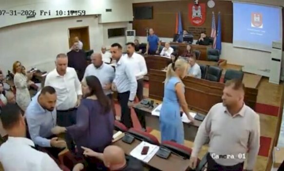 perplasje-verbale-mes-dy-asamblisteve-ne-kuvendin-komunal-te-pejes,-nderpritet-seanca