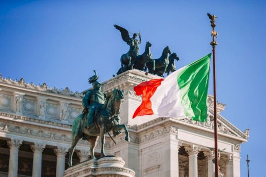 italia-pezullon-shengenin-me-spanjen-per-shkak-te-krizes-se-emigranteve,-mbyll-kufijte-ajrore-dhe-detare