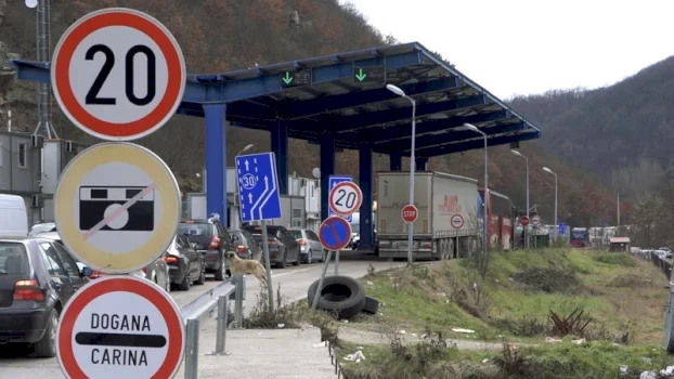 kolona-te-gjata-te-dheu-i-bardhe,-pritjet-ne-hyrje-deri-ne-dy-ore