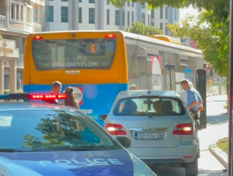 aksident-ne-prishtine,-perplasen-vetura-dhe-autobusi