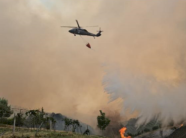 perplasen-helikopteret-gjate-shuarjes-se-zjarreve-ne-greqi,-humbin-jeten-dy-persona