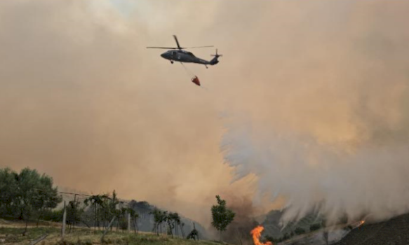 perplasen-helikopteret-gjate-shuarjes-se-zjarreve-ne-greqi,-humbin-jeten-dy-persona